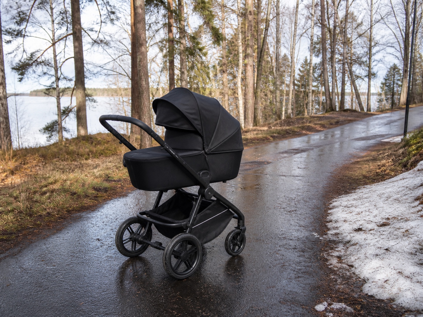 Rent avtagbart filter bredvid en hårtork och en liten mjuk borste.