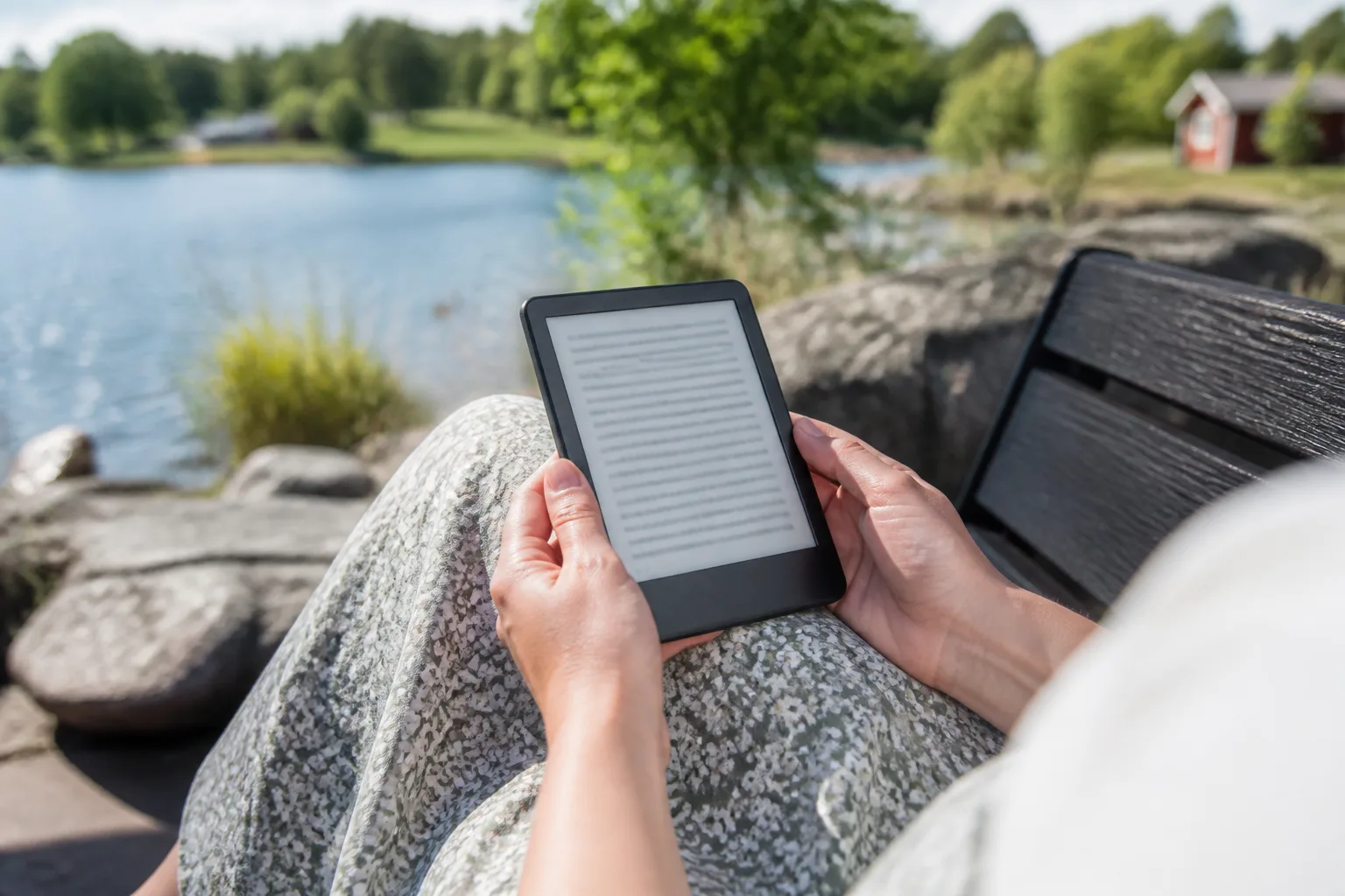 Läsplatta med e-ink-skärm som används utomhus i dagsljus.