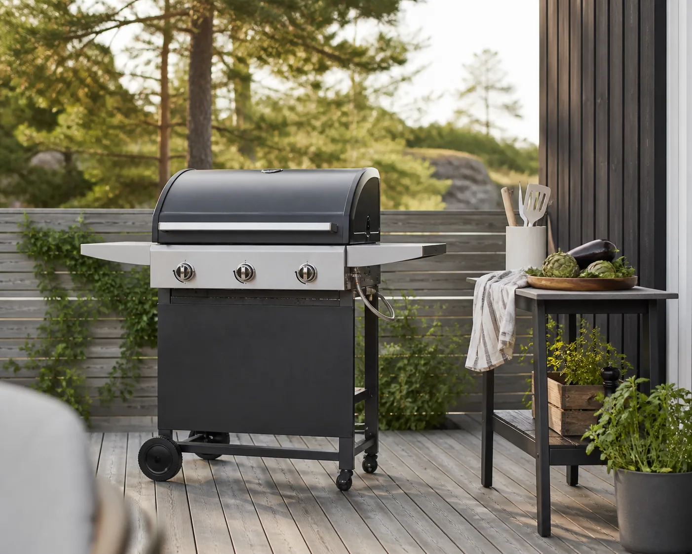 Gasolgrill i en realistisk vardagsmiljö inför Testnavets jämförelse.